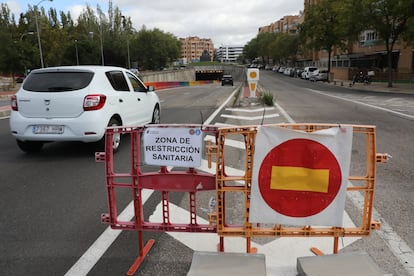 Un coche pasa junto a un cartel que indica que accede a una zona de restricción sanitaria, durante el segundo día de entrada en vigor de las nuevas restricciones de movilidad en el municipio madrileño de Alcobendas.