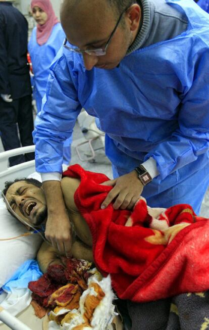 Un médico atiende a un herido en un hospital de Ajdabiya, al norte de Ras Lanuf