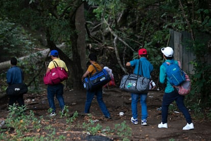 Ciudadanos nicaragenses cruzan ilegalmente la frontera con Costa Rica, el pasado enero.