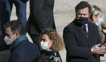 En primer término, Pedro Sánchez, presidente del Gobierno, y Meritxell Batet, presidenta del Congreso. Detrás, Iván Espinosa de los Monteros, diputado de Vox en la Cámara baja.