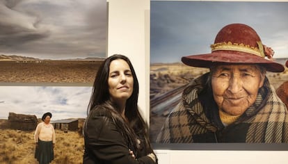 Morgana Vargas Llosa junto a tres fotografías de la muestra 'La otra ruta de Perú'.
