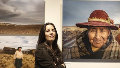 Morgana Vargas Llosa junto a tres fotograf&iacute;as de la muestra &#039;La otra ruta de Per&uacute;&#039;.
 
 
 