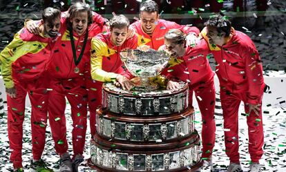 El equipo español de Copa Davis con el trofeo, este domingo.