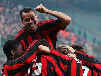 Varios jugadores del Milan se abrazan tras marcar un gol.