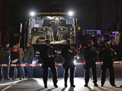 Vários policiais na terça-feira ao lado do ônibus do Borussia Dortmund em Dortmund (Alemanha).