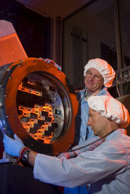 Expertos de Fermilab montan la cámara para estudiar la energía oscura (arriba) y el mapa del universo primitivo hecho por el telescopio <i>Planck</i>.