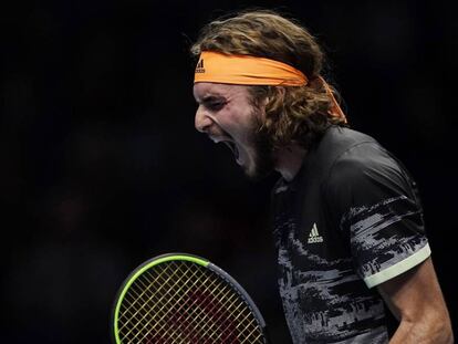 Tsitsipas celebra un punto contra Federer.