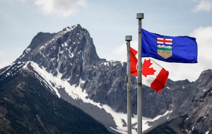 La bandera de Canadá y de la provincia de Alberta ondean sobre Kananaskis, el enclave en las Montañas Rocosas de Canadá que acoge la cumbre del G-7.