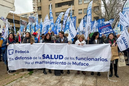 Varios sindicatos de funcionarios se manifiestan ante la sede de Muface en Madrid.