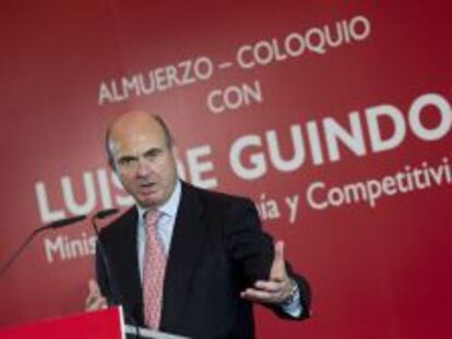 El ministro de Econom&iacute;a, Luis de Guindos, durante su participaci&oacute;n hoy en M&aacute;laga en una conferencia.