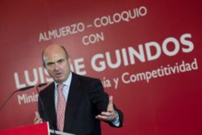 El ministro de Econom&iacute;a, Luis de Guindos, durante su participaci&oacute;n hoy en M&aacute;laga en una conferencia.