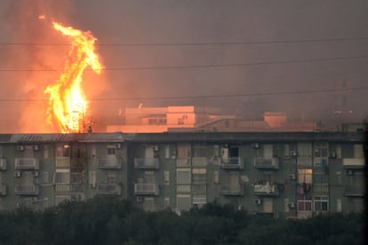 Una columna de fuego se eleva tras un bloque de viviendas en la ciudad de Ciaculli, cerca de Palermo, este martes. 