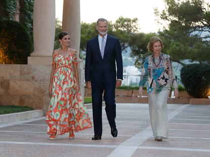 Los reyes Felipe VI y Letizia, acompañados de la reina Sofía, reciben este jueves 4 de agosto a más de 300 representantes de la sociedad balear en los jardines del palacio de Marivent.