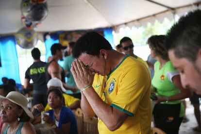 En Nueva York, un aficionado brasileño reza por un milagro.