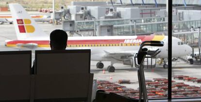 Viajeros esperan en la T-4 del aeropuerto Adolfo Suárez Madrid-Barajas.