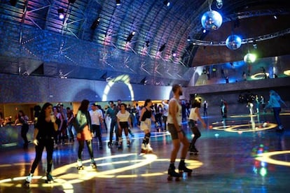 Sesión de 'roller disco' en la estación de Chamartín.