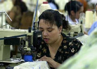 Una mujer en una fábrica textil de El Salvador.