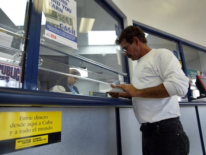 Un hombre envía dinero a México desde Estados Unidos en una imagen de julio de 2023.