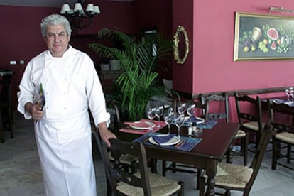 Felipe Gómez, en el comedor del asador El Fogón de Felipe, en San Pedro de Alcántara (Málaga).