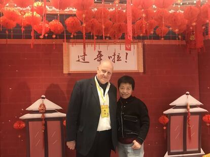 Los dos conferenciantes, durante el campeonato infantil de China: Leontxo García y la excampeona del mundo Xie Jun