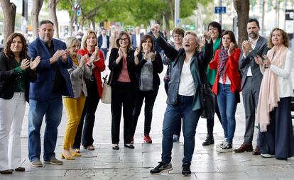 Marta Molina, en el centro con los brazos levantados, este miércoles en los juzgados de L'Hospitalet de Llobregat (Barcelona), rodeada por otros dirigentes indepedendentistas.