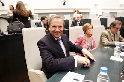 El candidato socialista a la alcaldía de Madrid, Antonio Miguel Carmona, celebra la elección de la cabeza de lista de Ahora Madrid, Manuel Carmena, a la que ha dado su apoyo.