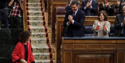 El presidente del Gobierno, Pedro Sánchez, y los diputados socialistas aplauden a la ministra de Hacienda, María Jesús Montero, durante el debate de los Presupuestos, este miércoles.