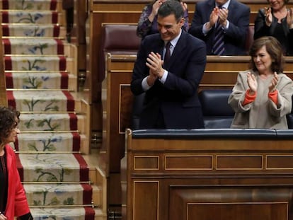 El presidente del Gobierno, Pedro Sánchez, y los diputados socialistas aplauden a la ministra de Hacienda, María Jesús Montero, durante el debate de los Presupuestos, este miércoles.