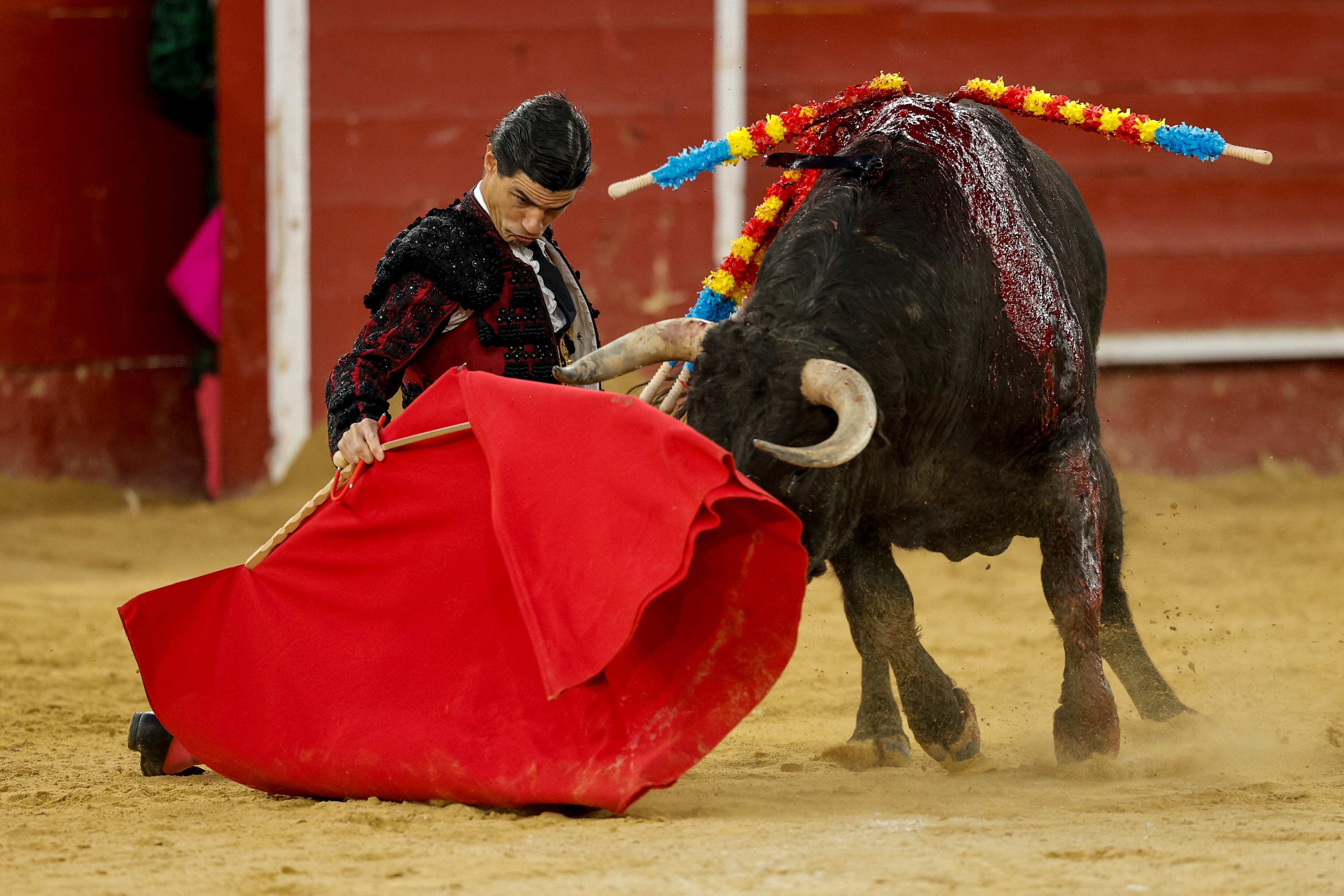 Pablo Aguado, en un muletazo de rodillas a su segundo toro.
