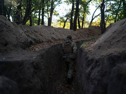 Un soldado ucranio recorre las trincheras cavadas por las tropas rusas en una zona liberada en la región de Jersón, el pasado 12 de octubre.