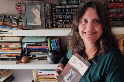 La editora y novelista Ángelez Díaz, en su casa con su último libro, 'Mi queridísima Marta'.