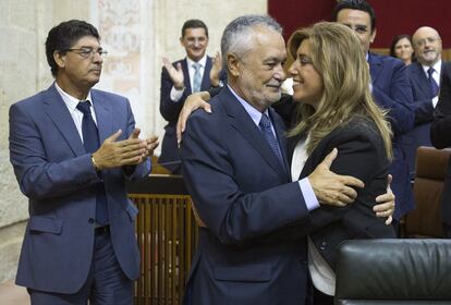 José Antonio Griñán, el 5 de septiembre de 2013, felicita a Susana Díaz, que acaba de ser proclamada presidenta de la Junta de Andalucía tras la dimisión del primero. A la izquierda, el vicepresidente del Gobierno andaluz y coordinador regional de IU, Diego Valderas.