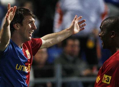 Messi y Eto&#39;o celebran el gol del delantero argentino, el primero del Barça ayer en Huelva.