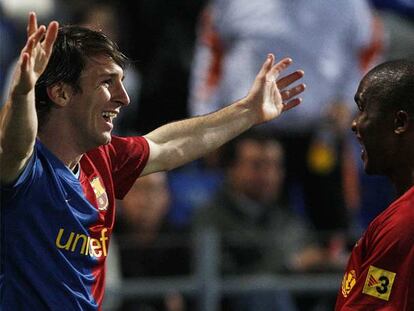 Messi y Eto&#39;o celebran el gol del delantero argentino, el primero del Barça ayer en Huelva.