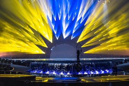 El escenario del estadio PalaOlímpico de Turín haciendo un guiño a la bandera de Ucrania durante los ensayos eurovisivos.
