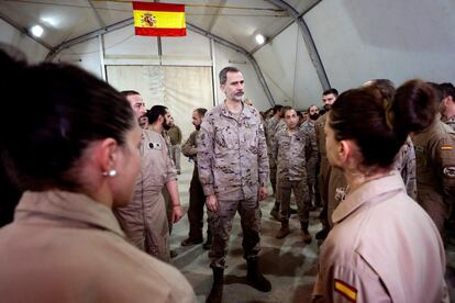 Hasta ahora han sido nueve las rotaciones españolas en esta misión, y la actual está formada principalmente por la brigada "Guzmán el Bueno", que el pasado 22 de noviembre relevó a la Almogávares VI de paracaidistas. En la imagen, el Rey junto a los militares españoles en la base 'Gran Capitán' en Besmayah (Irak).
