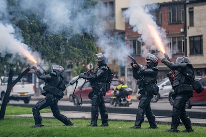 La Policía dispara gases durante el enfrentamiento. Los estudiantes están preparados para reaccionar a los cartuchos lacrimógenos que caen a unos metros de ellos. “¡Neutralizador! ¡Neutralizador!”, gritan varios para ofrecer un líquido con el que calmar el efecto de los gases en los más afectados. Algunos utilizan pañuelos o sombrillas. Otros se apresuran a agarrar los cartuchos que aún no se activan para lanzarlos lejos.    
