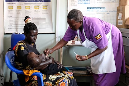 Hellen Akullo, una auxiliar de enfermería prepara una jeringuilla con una dosis de vacuna contra la malaria en el Hospital General de Apac durante una campaña masiva de vacunación contra el paludismo, en el distrito de Apac, Uganda el 8 de abril de 2025.