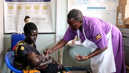 Hellen Akullo, una auxiliar de enfermería prepara una jeringuilla con una dosis de vacuna contra la malaria en el Hospital General de Apac durante una campaña masiva de vacunación contra el paludismo, en el distrito de Apac, Uganda el 8 de abril de 2025.