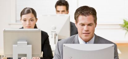 Trabajadores en un curso de formación a distancia
