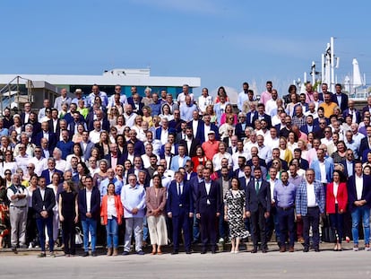 El presidente valenciano, Ximo Puig, en medio, rodeado de alcaldes socialistas en la Marina de Valencia.