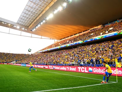 Philippe Coutinho cobra un tiro libre en la Copa América 2019, en la arena Corinthians.