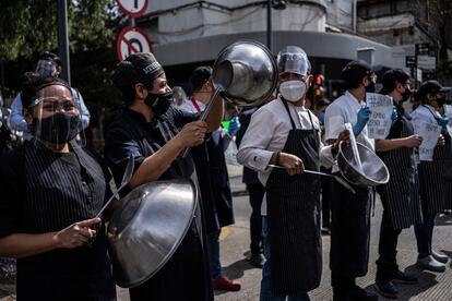 Trabajadores de restaurantes protestan para solicitar al Gobierno mexicano que se reabran sus establecimientos en Ciudad de México, en enero de 2020.