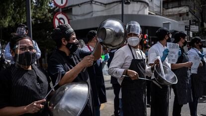 Trabalhadores de restaurantes protestam para pedir que o Governo mexicano permita a entrada de clientes em seus estabelecimentos na Cidade do México, em janeiro de 2021.