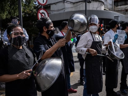 Trabajadores de restaurantes protestan para solicitar al Gobierno mexicano que se reabran sus establecimientos en Ciudad de México, en enero de 2020.