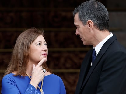 Armengol y Snchez conversan tras el acto de la jura de la Constitucin de la Princesa de Asturias por su mayora de edad ante las Cortes Generales, el pasado da 31.