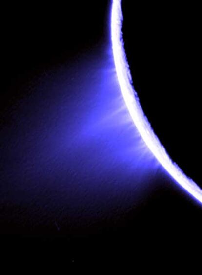 Chorros en Encelado (luna de Saturno), observados por la nave <i>Cassini.</i>