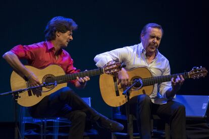 Los guitarristas Niño de Pura (i) y Manolo Franco (d) durante su obra "Al arte de su vuelo. XX edición" representado en el teatro Lope de Vega de Sevilla, el 17 de septiembre.