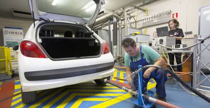 T&eacute;cnicos realizan pruebas sobre gases en el Instituto de Investigaci&oacute;n del Autom&oacute;vil en Vallecas, Madrid