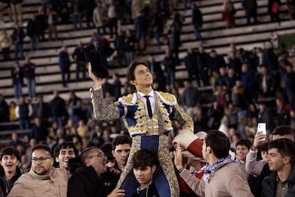 Roca Rey, a hombros tras cortar dos orejas a su primer toro.